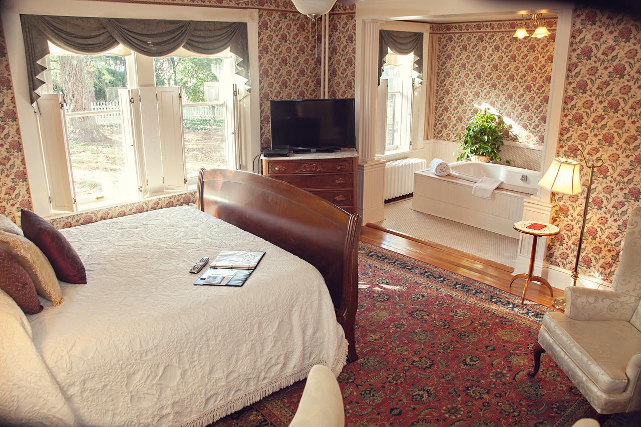 The Carriage Inn Bed And Breakfast Charles Town Exterior foto