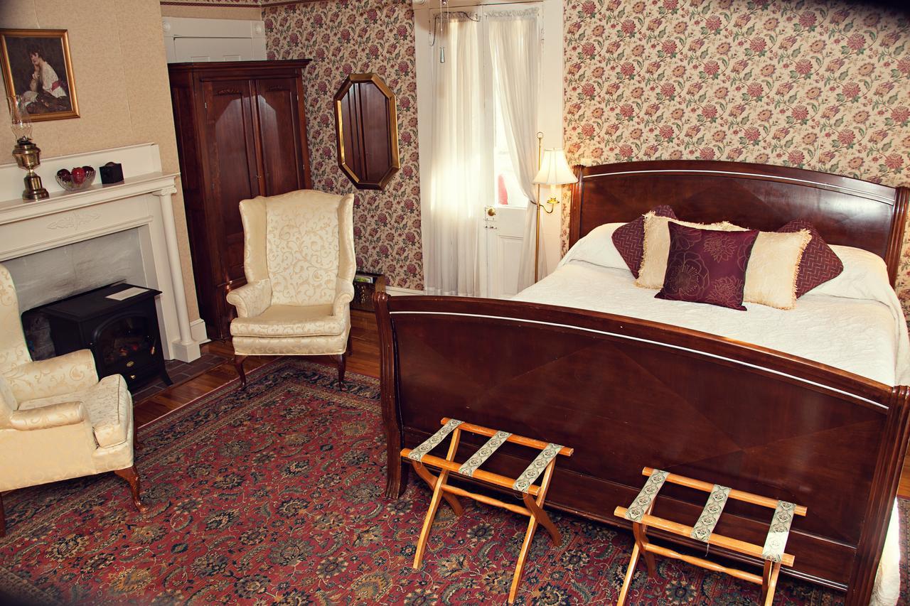 The Carriage Inn Bed And Breakfast Charles Town Exterior foto