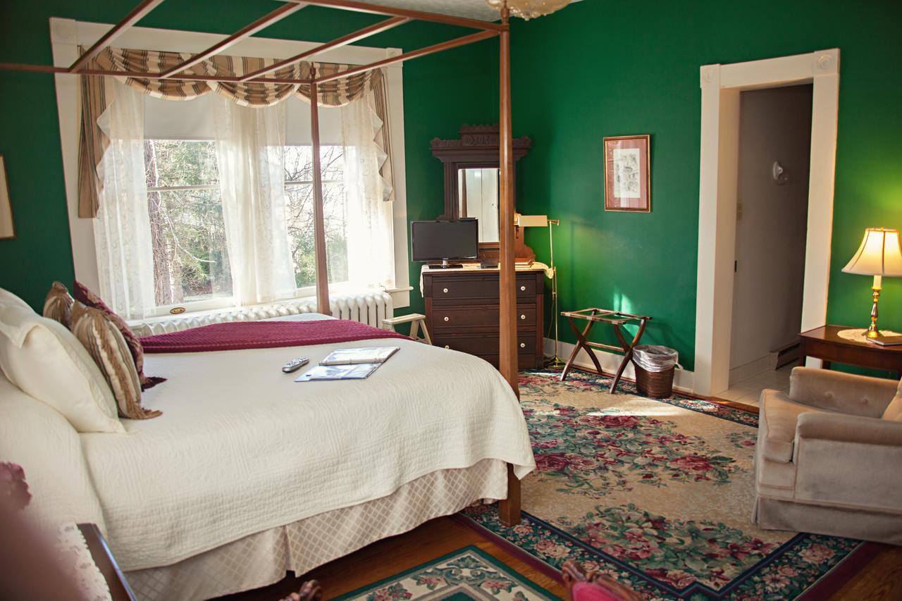 The Carriage Inn Bed And Breakfast Charles Town Exterior foto