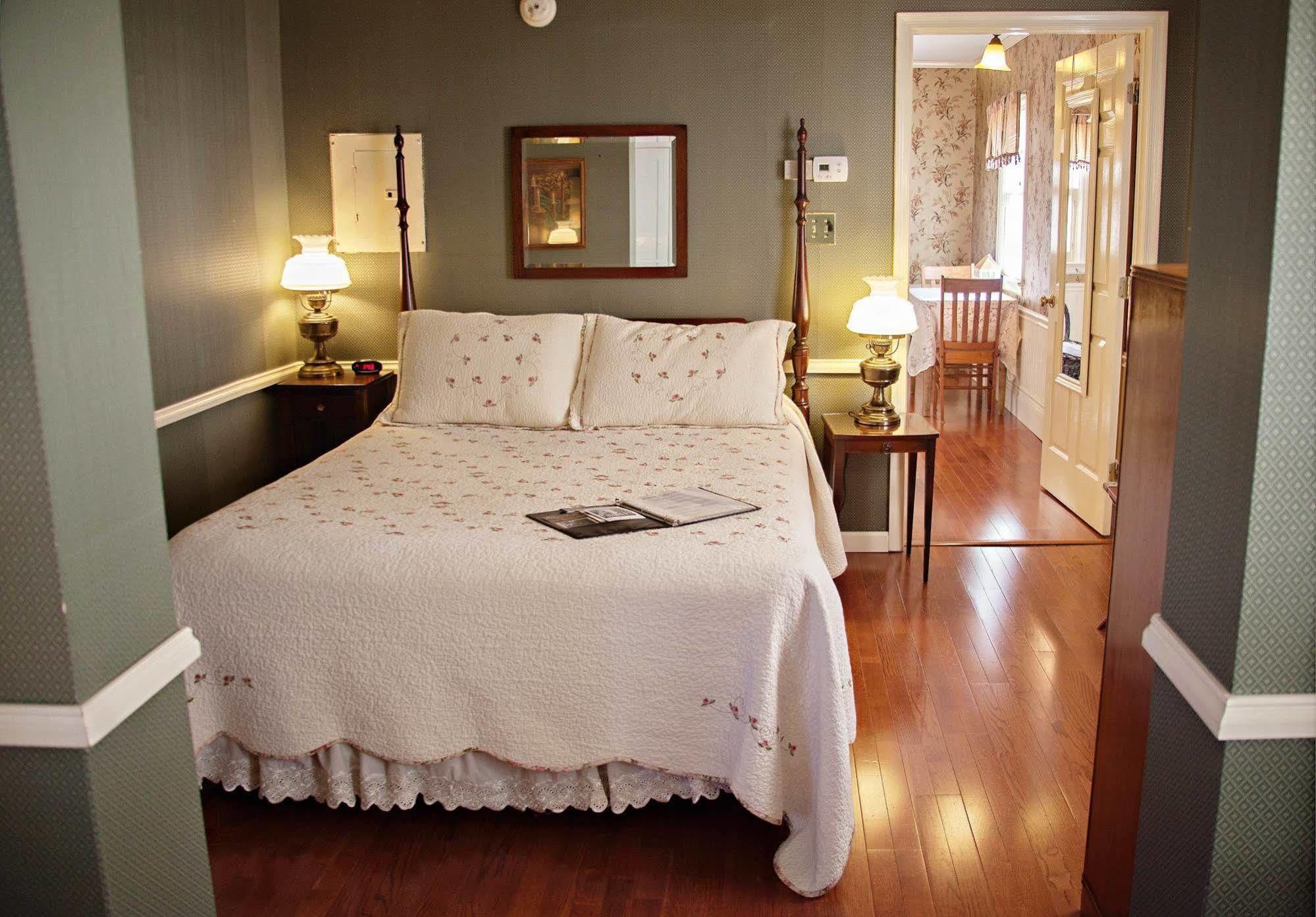 The Carriage Inn Bed And Breakfast Charles Town Exterior foto
